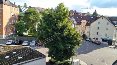 Helle und ruhige DG-Wohnung mit neuer EBK und Balkon im grünen Umfeld