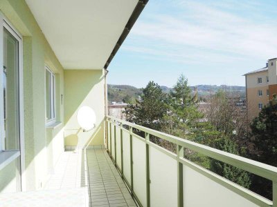 Urfahr Biesenfeld! Schöne 3-Zimmerwohnung mit Loggia plus separate Küche, teilmöbliert ohne Ablöse, Parkplätze beim Haus, Uninähe! WG-geeignet!