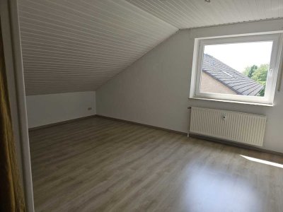 Freundliche und modernisierte 2-Zimmer-DG-Wohnung mit Einbauküche in Minden