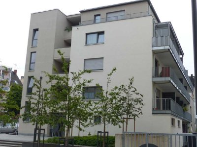 Giessen Zentrum: Helles 1-Zi. Appartement m. Balkon, Einbauk.,  Tageslichtbad, Aufzug, TG Stellplatz