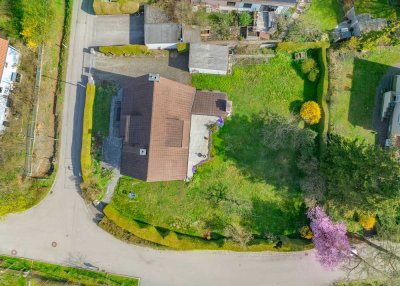 Ecklage mit Flair: Wohnen im Ortskern mit wunderschöner Terrasse und Außenkamin