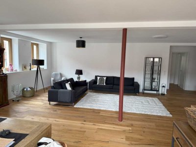 Großzügige, helle 4-Zi.- Obergeschosswohnung mit Balkon