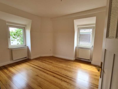Stilvolle, modernisierte 2,5-Zimmer-Dachgeschosswohnung  in begehrter Wohnlage am Wittelsbacher Park