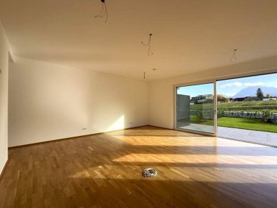 PROVISIONSFREI-SONNIG-ERSTBEZUG: 3 Zimmer mit 190m² Garten + Terrasse, Blick zum Traunstein! (W 24)
