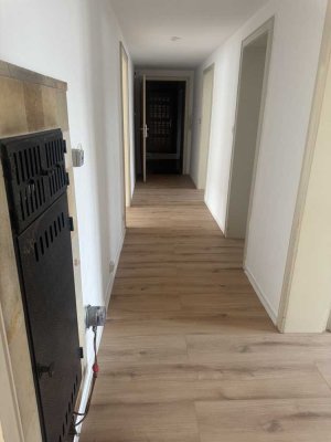 Modernisierte Wohnung mit drei Zimmern und Balkon in Pforzheim
