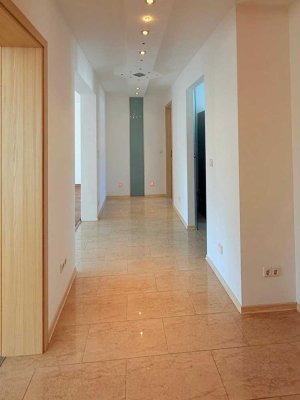 Modern ausgestattete, helle 3-Zi-Wohnung inkl. Einzelgarage sowie großem Kellerraum mit Tageslicht