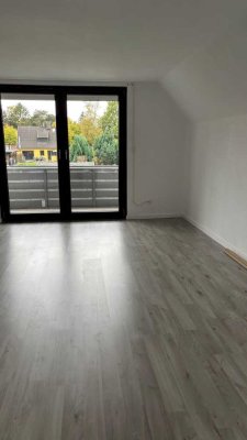 Erschwingliche und vollständig renovierte Wohnung mit drei Zimmern und Balkon in Schiffdorf