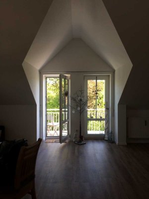 Top-gepflegte 2 Zimmer-DG-Wohnung, absolut ruhig und mit seltenem Blick ins Grüne