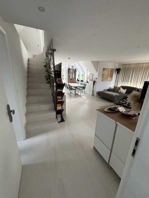 Zweitbezug mit EBK und Balkon: stilvolle 5-Zimmer-Maisonette-Wohnung in Esslingen