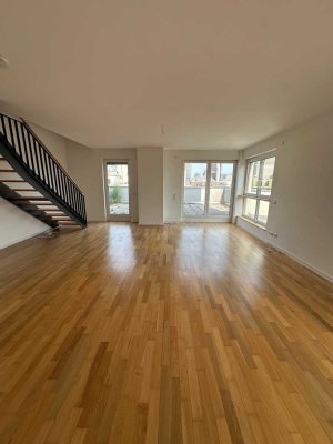 Helle, moderne 3 Zimmer Mais.-Whg mit großer Dachterrasse, EBK, Fußbodenheizung und Gäste WC