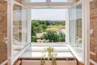 Helle Altbauwohnung mit Einbauküche und Blick in den Görlitzer Park in Kreuzberg