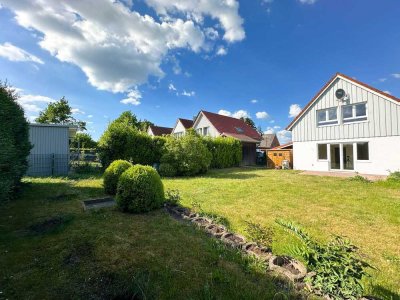 Haus im skandinavischen Stil – trifft auf – idyllische Feldrandlage