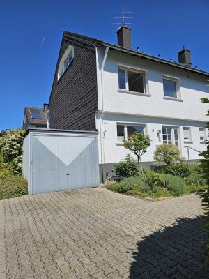 Freundliche 5-Zimmer-Doppelhaushälfte in Rösrath mit kl. Wintergarten