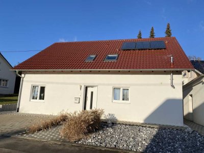 Wohnhaus mit 2 Einheiten, Solaranlage und Doppelgarage in ruhiger Lage
