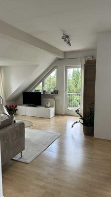 Schön geschnittene, helle 2-Zimmer-Dachgeschosswohnung mit Balkon und Einbauküche