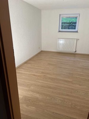 3 Zimmer Wohnung im UG mit Fenster