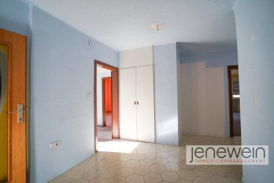 HELLE, GERÄUMIGE VIERZIMMERWOHNUNG MIT TERRASSE, GARAGENPLATZ, ZUM RENOVIEREN