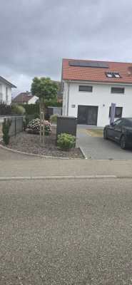 Günstige, neuwertige 5,5-Zimmer-Doppelhaushälfte mit geh. Innenausstattung und EBK