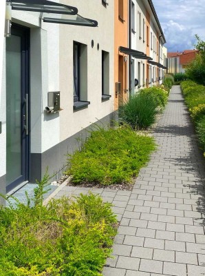 Gepflegtes und gut vermietetes Reihenmittelhaus mit 1 Carport- und Außenstellplatz