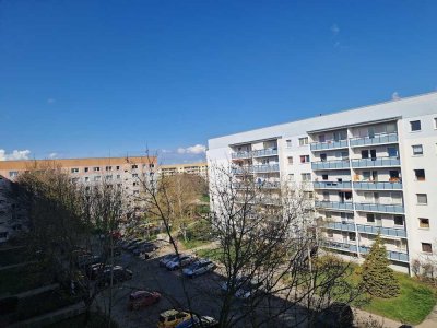 **FRISCH RENOVIERT**3-Zimmer-Wohnung // Balkon // Bad mit Wanne // 4.OG // ab 01.12.2025