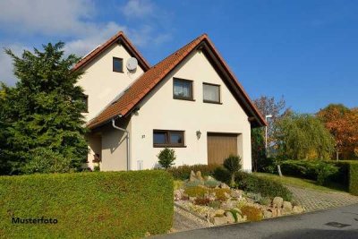 Freistehendes 2-Familienhaus, Garage, Gartenhaus