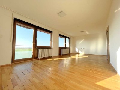Helle 2- Zimmer- Wohnung mit schönem Blick, Aussenstellplatz und Kellerabteil