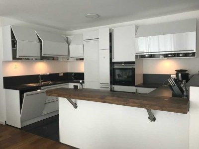 Neuwertige 4-Raum-Wohnung mit Balkon und Einbauküche in Bad