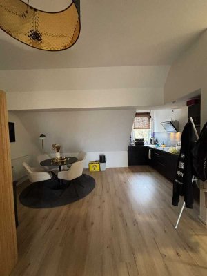 Stilvolle 2-Zimmer Dachgeschosswohnung mit EBK und Balkon in Ansbach-Hennenbach