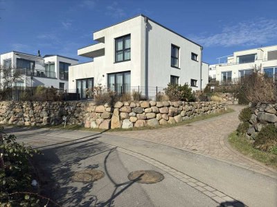 Moderne Residenz mit Einliegerwohnung und großer Dachterrasse in begehrter Lage
