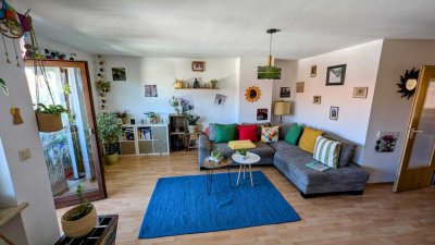Aussichtsreiche und helle 2-Zimmer-Wohnung mit EBK, Balkon, Keller und Stellplatz