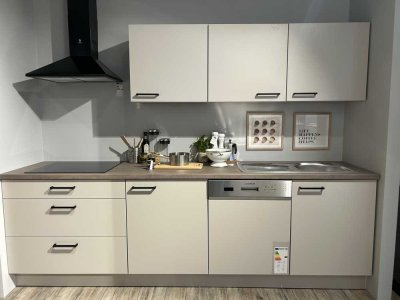 Jugenstil Villa mit Denkmalschutz 3-Raum Wohnung mit NEUE EBK, BALKON, LAMINAT, TAGESLICHTBAD WANNE