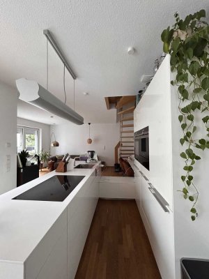 Möblierte Luxus-Maisonette mit großer Terrasse & Bulthaup-Küche in zentraler Lage inkl. Carport