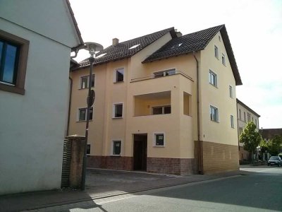 Frei ab 01.09.25 Schöne drei Zimmer Wohnung mit überdachtem Balkon und Garage