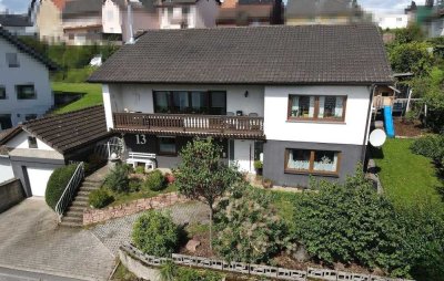 Provisionsfrei für Käufer ! Großzügiges und modernisiertes Einfamilienhaus mit ELW + Nebengebäude