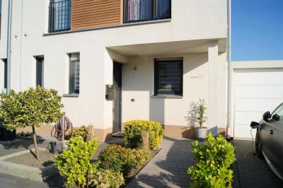 Ein Zuhause zum Verlieben – Familienidylle im modernen Reihenendhaus mit Garten und Dachterrasse