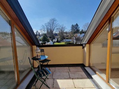 3-Zimmer-DG-ETW am Roten Hügel
Verglaste Loggia
TG-Stellplatz + EBK inklusive
Sofort bezugsfrei!