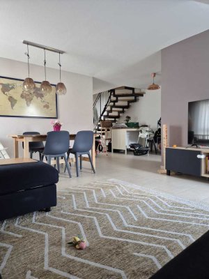 Großzügige Maisonette-Wohnung mit 3 ZKB, Gäste-WC, Abstellraum und Kellerabteil.