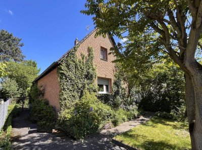 freist. Einfamilienhaus mit Erweiterungsmöglichkeit, großes Grundstück in Ruhiglage von Augustin-Ort