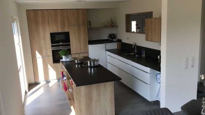Top-Lage am Ortsrand mit Alb-Blick: Modernes Einfamilienhaus mit Sauna, großem Keller, Garage & 3 SP