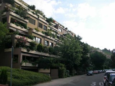 Gepflegte 3-Zimmer-Wohnung im Terrassenhaus mit EBK, TLB, Gäste-WC, Südbalkon und Loggia
