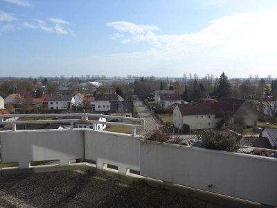 Große 3 Zi. ETW, mit über 100 m² Wfl u. 2 Balkonen, Keller, TG+Stellpl über den Dächern der Stadt!