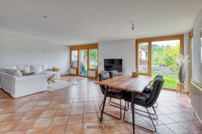 Stilvolle Wohnung mit Garten, Ausblick & großem Hobbyraum in Hanglage