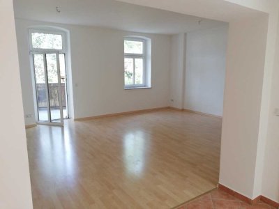 Moderne Wohnung mit Balkon und idyllischem Grundstück