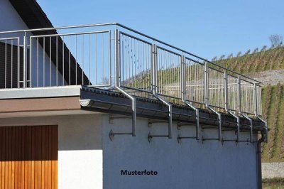 Einfamilienhaus mit Garage und Pool