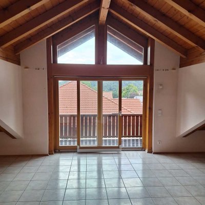 Helle Dachgeschosswohnung mit hohen Decken, Balkon, Fußbodenheizung & neuer Heizung
