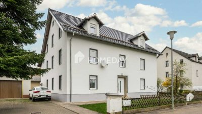 Top gepflegtes Mehrfamilienhaus mit 4 WE's, 10 Garagen, Nebengelass und großem Grundstück.