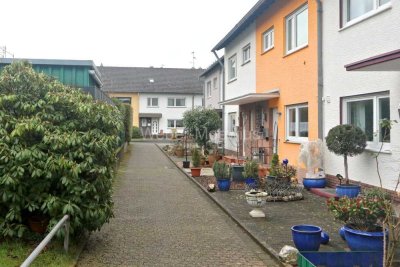 Einfamilien-Reihenhaus mit Terrasse, Garten, überdachtem Balkon, Hobbyraum mit Bar, Garage