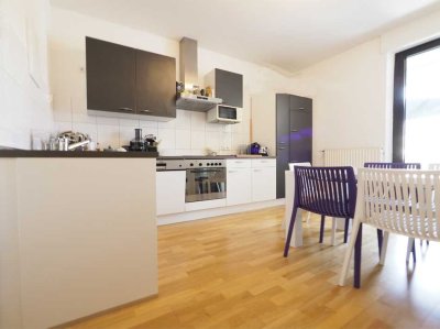 Zentrale und schön geschnittene möblierte 2-Zimmer Wohnung mit EBK & Balkon in ruhiger Seitenstraße