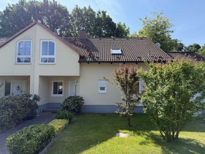 Gepflegte Doppelhaushälfte mit vielseitigem Raumangebot und Golfplatz vor der Tür