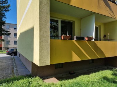 2-Zimmer Erdgeschosswohnung im Grünen mit Loggia und Einbauküche